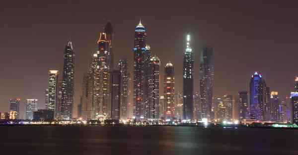 人工智能机器人和人谈恋爱