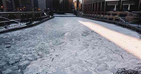 人工智能机器人和人谈恋爱