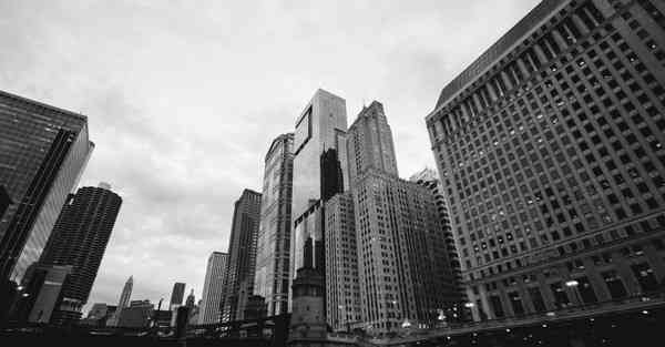 人工智能机器人和人谈恋爱