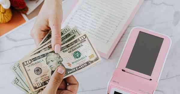 人工智能机器人和人谈恋爱