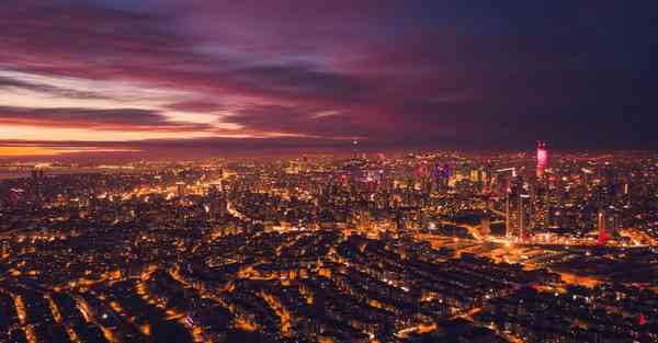 人工智能机器人和人谈恋爱