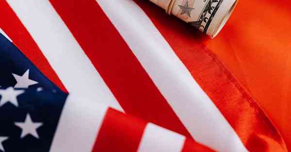 人工智能机器人和人谈恋爱