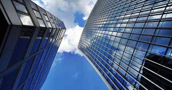 人工智能机器人和人谈恋爱