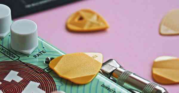 人工智能机器人和人谈恋爱