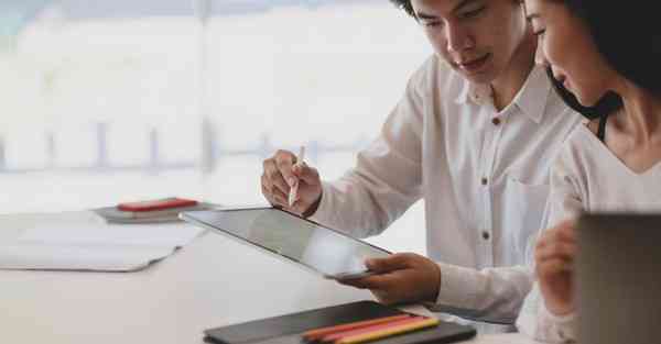 智能机器人安安委屈，机器人安安有人控制吗