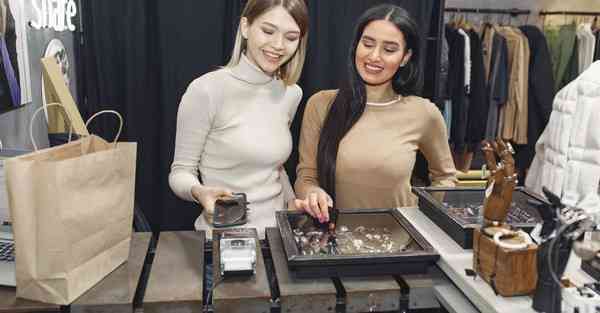 人工智能机器人和人谈恋爱