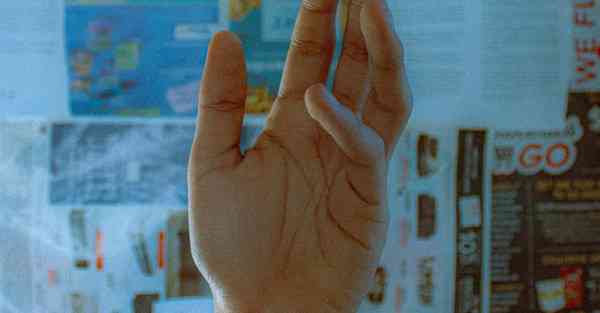 人工智能机器人和人谈恋爱