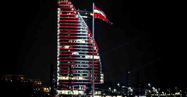 人工智能机器人和人谈恋爱